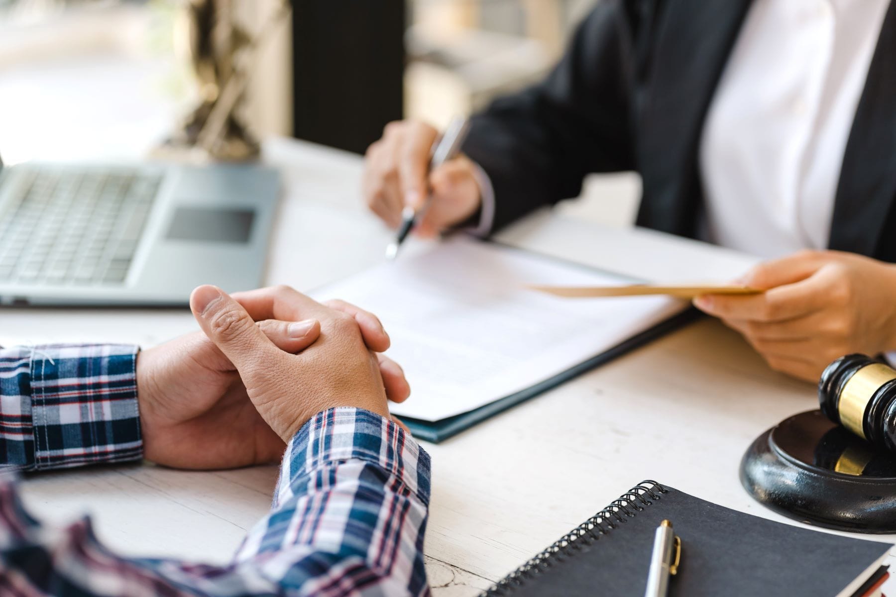 Attorney interviewing expert witness