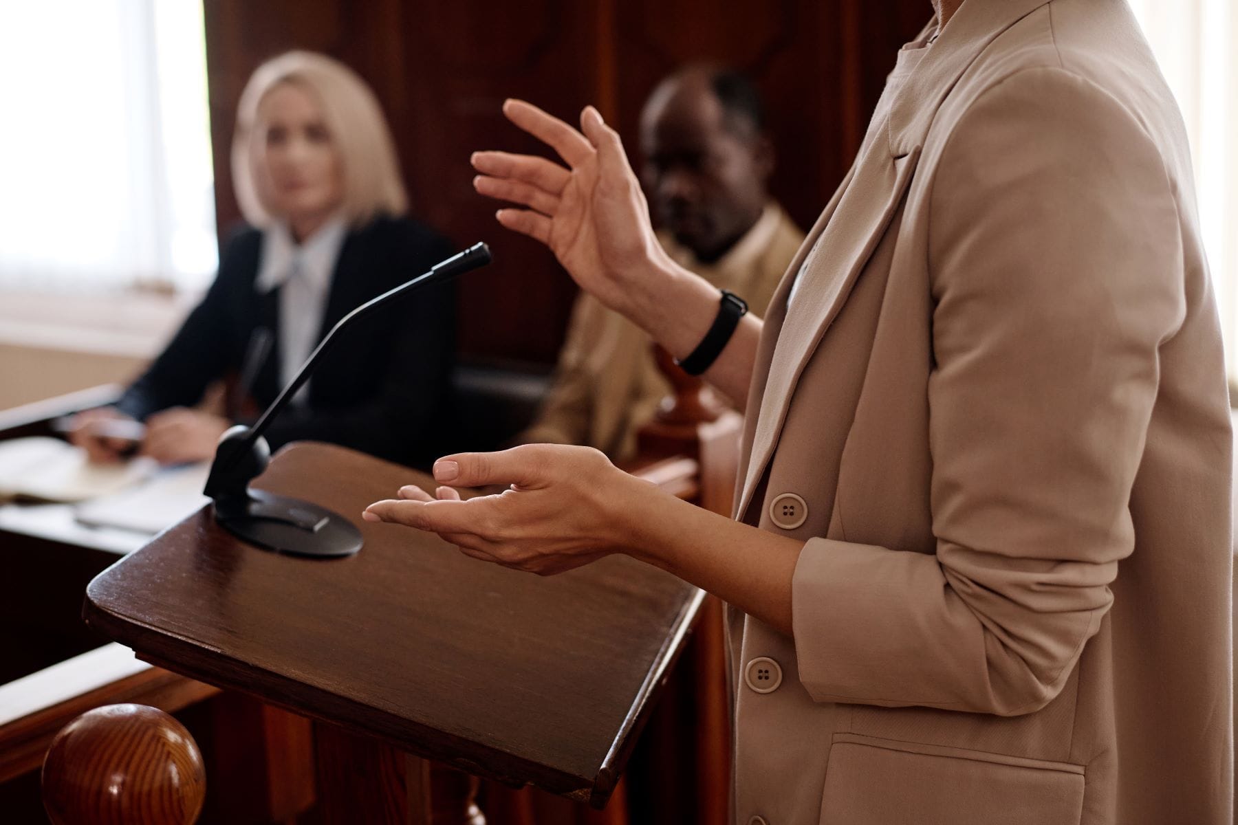 Expert witness speaking in court