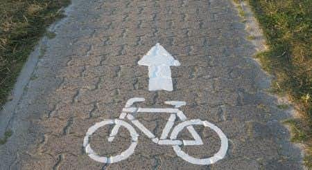 Bicycle Expert Advises On Dangerous Bicycle Path Design